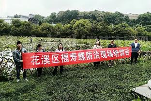 还好嘛老伙计！詹姆斯用手垫着 给了老兄弟理查德-杰弗森脑袋一下